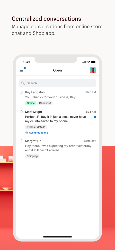 Un'interfaccia mobile di Shopify Inbox che mostra un elenco di messaggi dei clienti con tag per lo stato del checkout e della spedizione.