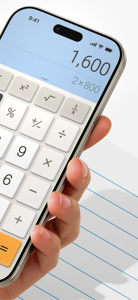 Persona sosteniendo un smartphone con la aplicación Calculator Plus mostrando botones grandes y el historial de cálculos.