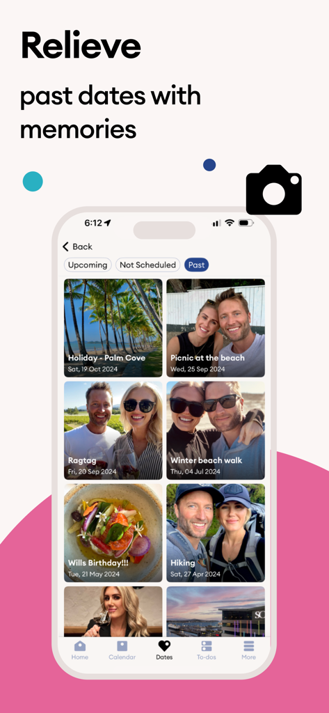 Cupla: Shared Couples Calendar - Interface de l'application Cupla montrant une galerie de souvenirs de rendez-vous passés avec des photos et des descriptions.