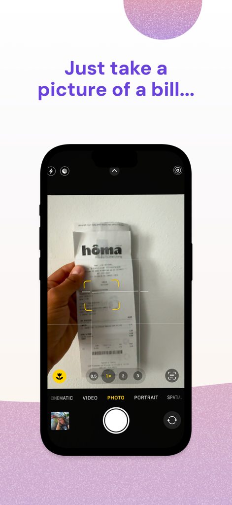 AI Expense Tracker - Vossa - Usando la cámara de la aplicación Vossa para tomar una foto de un recibo en papel para el seguimiento automático de gastos