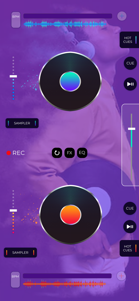 Interfaz de la aplicación móvil DJ Music Mixer mostrando decks virtuales dobles y formas de onda de audio