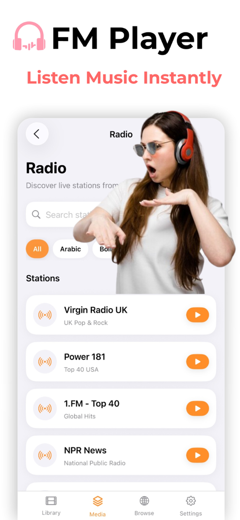 Interfaz de la app Tubidy FM mostrando una lista de estaciones de radio en vivo y categorías de búsqueda