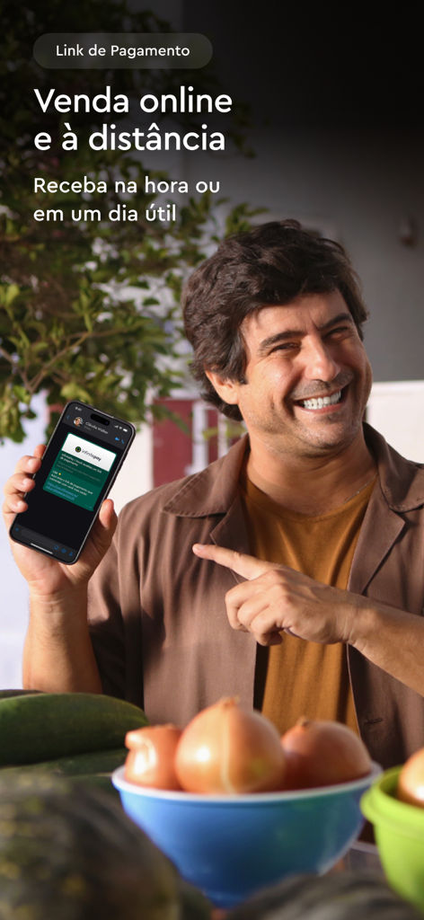 Un sorridente venditore a uno stand di mercato che mostra un link di pagamento digitale sul suo iPhone