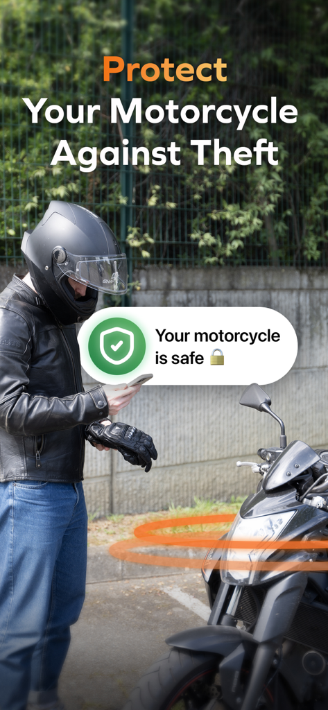 GeoRide - The Motorcycle App. - Un motociclista con equipaggiamento controlla il suo telefono che mostra una notifica affermando che la sua moto è al sicuro
