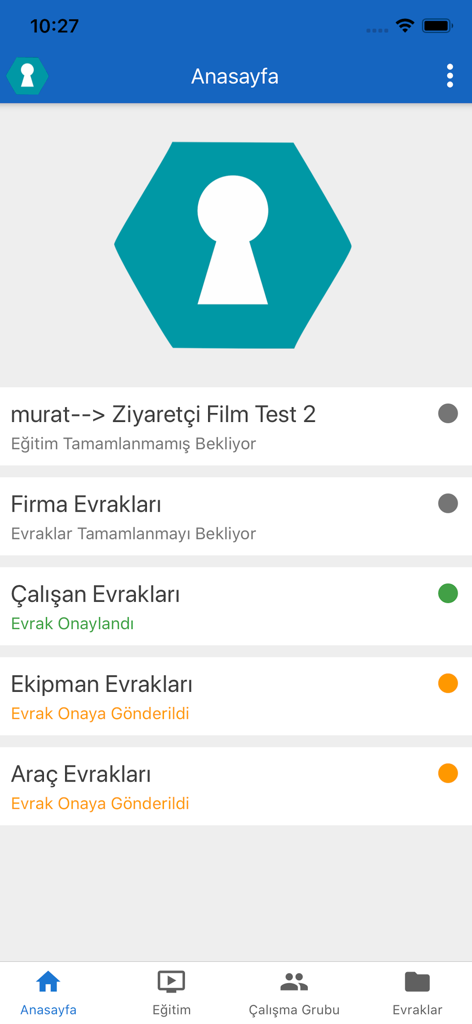 Wellcome - Tableau de bord de l'application mobile Wellcome montrant l'état des documents de conformité de l'entreprise et des employés