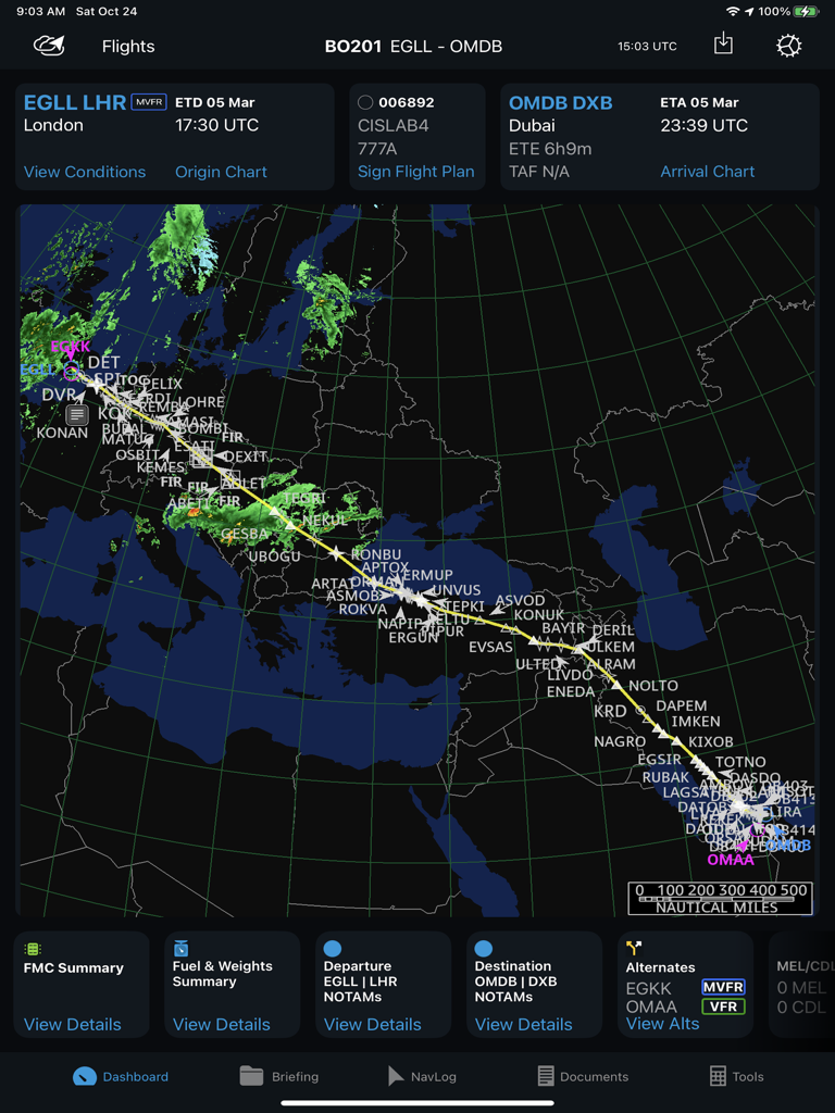 Interfaz de la aplicación Jeppesen Aviator que muestra un mapa de ruta de vuelo de Londres a Dubái con superposiciones meteorológicas y panel de navegación.