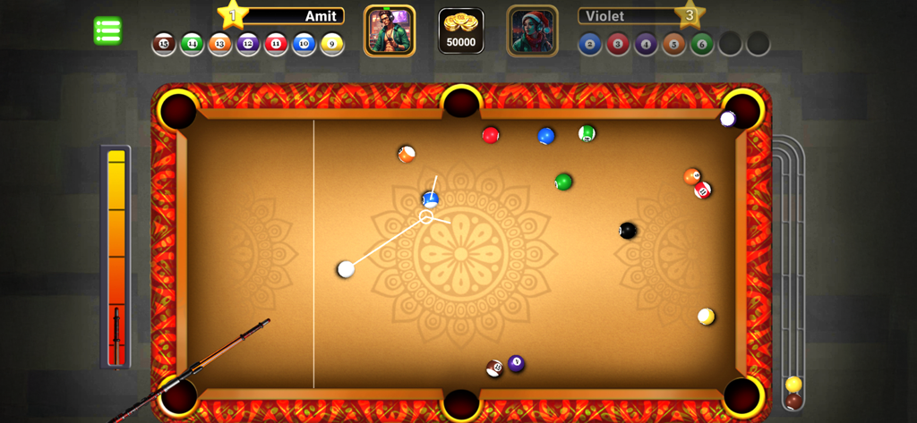 Pool Masters Pro - Multiplayer - Vista dall'alto di una partita a biliardo competitiva in Pool Masters Pro che mostra le linee di mira e un tavolo con motivi personalizzati