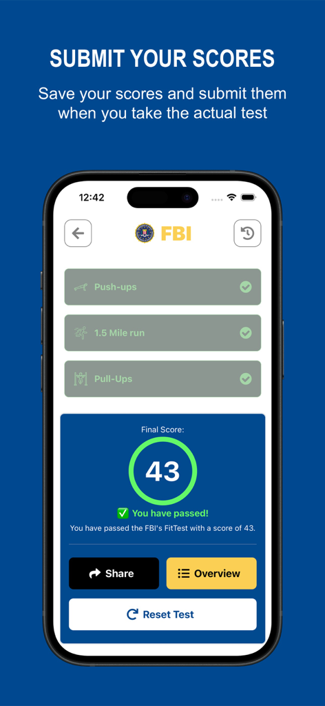 Una pantalla móvil que muestra una puntuación final aprobatoria de 43 en la aplicación FBI FitTest con marcas de verificación de los ejercicios completados.