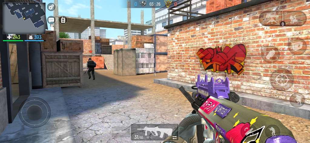 Modern Ops: Online Gun FPS - Modern Opsの戦術的な都市マップで、カスタマイズされたアサルトライフルを持つプレイヤーをファーストパーソン視点で表示。