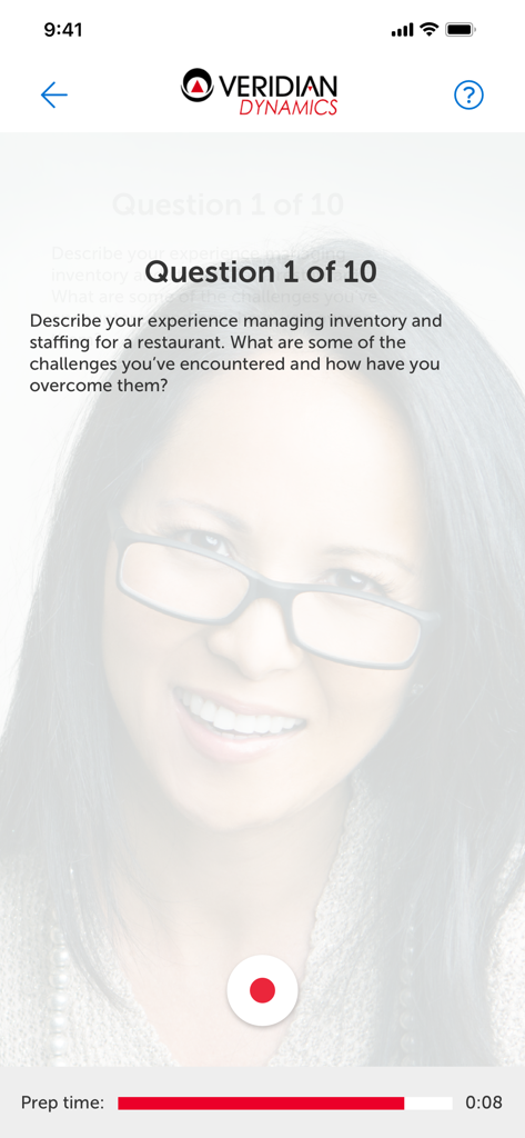 Pantalla de la aplicación móvil HireVue que muestra una pregunta de entrevista en video con una barra de tiempo de preparación y un botón de grabación.