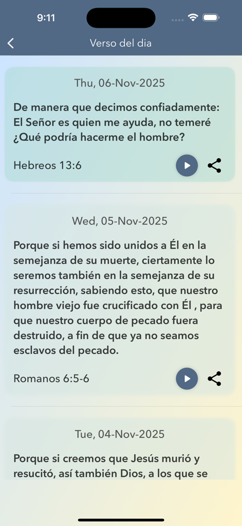 Pantalla de aplicación móvil mostrando una lista de versículos bíblicos diarios en español con opciones de audio y compartir.