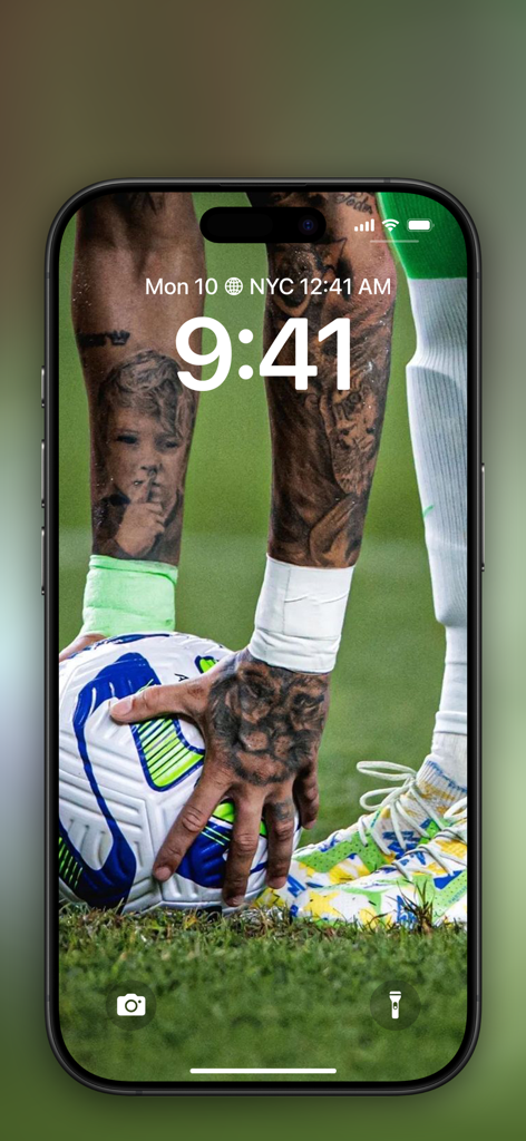 iPhone Sperrbildschirm mit einem hochwertigen Fußball-Hintergrund einer tätowierten Hand eines Spielers auf einem Fußball