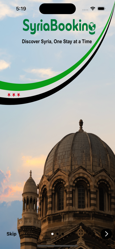 SyriaBooking 앱 스플래시 화면, 시리아의 역사적인 건물 돔과 앱 로고 포함