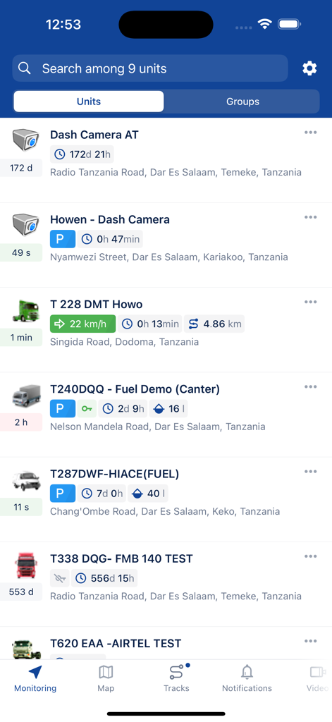 Oberfläche der Easytrack Telematics mobilen App, die eine Liste von verfolgten Flottenfahrzeugen und Armaturenbrettkameras mit Standort- und Statusdetails anzeigt