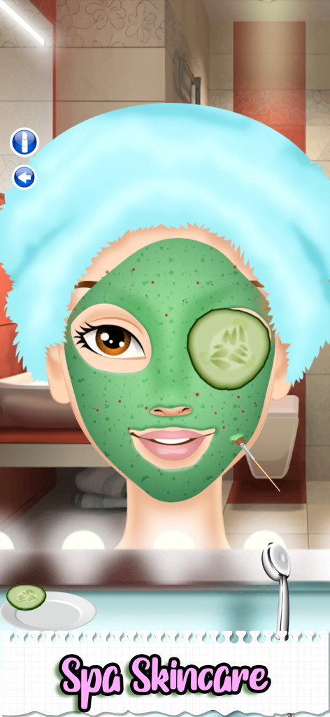 Una chica con una mascarilla facial verde y rodajas de pepino en un juego de cuidado de la piel de spa.