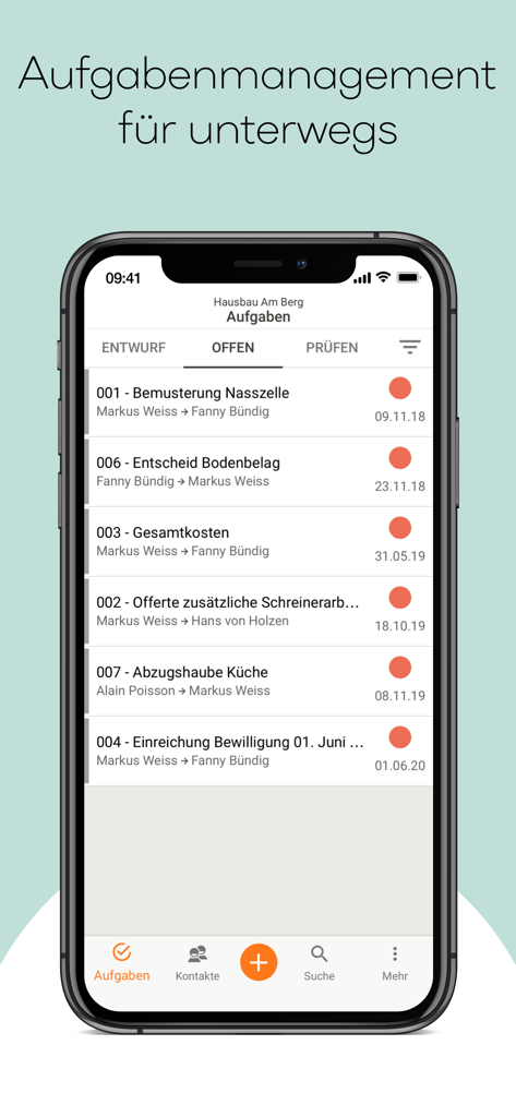 Die Benutzeroberfläche der smino Mobile-App zeigt eine Liste von Bauprojekt-Aufgaben mit Status und zugewiesenen Benutzern.