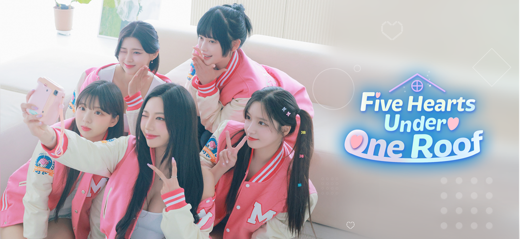 五つの愛、一つの屋根の下で、ピンクのバーシティジャケットを着た5人の女性が自撮りポーズをとっている