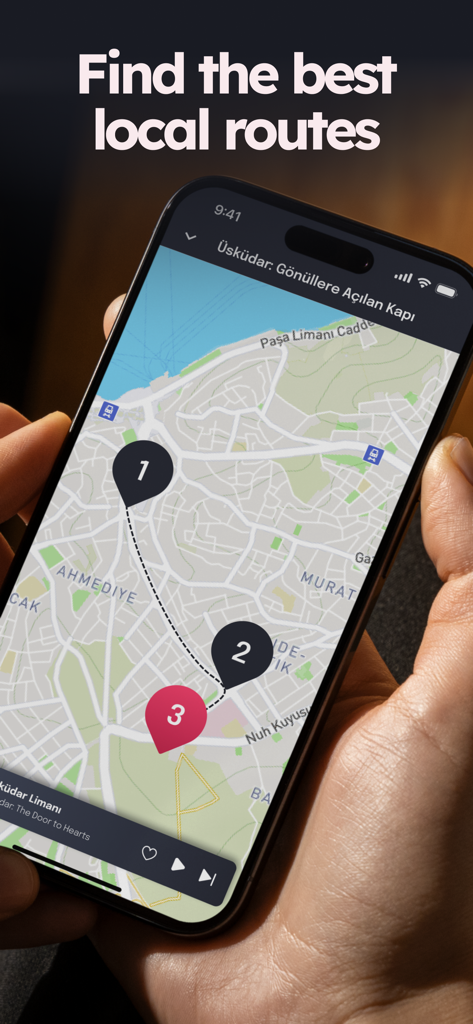 Una persona che tiene uno smartphone che mostra un percorso a piedi locale su una mappa della città nell'app di viaggio Piri