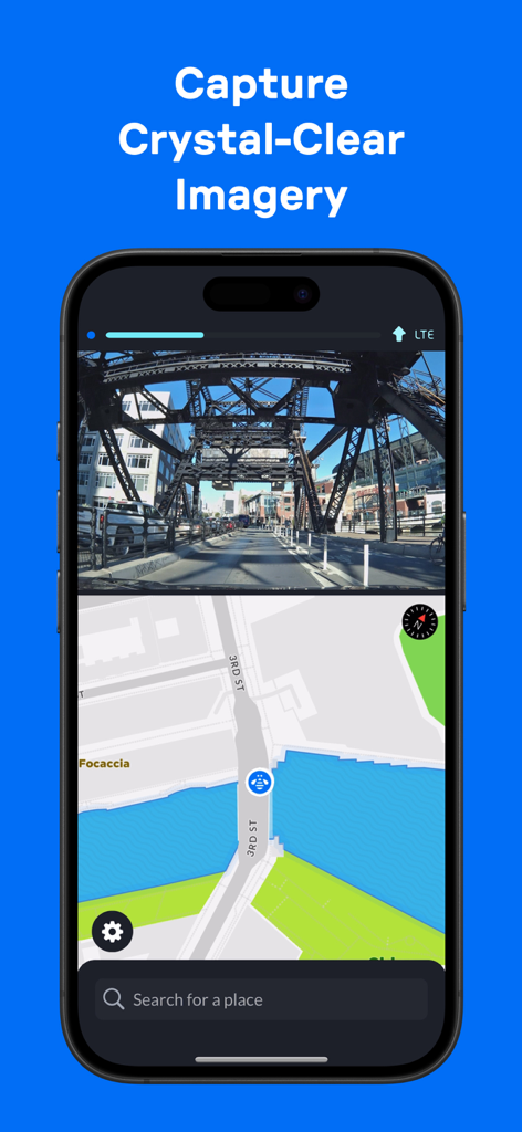 Bee Maps: Drive, Earn, Fun - Interface de l'application Bee Maps montrant une vue de dashcam en temps réel d'une route de ville et une carte de navigation correspondante.