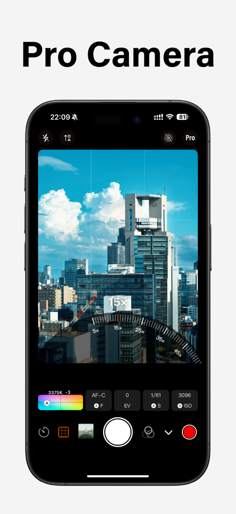 Vibe Cam - Moments Never Fade - プロフェッショナルDSLRレベルのマニュアルカメラ設定と、街の景色のズームダイヤルが表示されたVibe Camアプリを示すスマートフォン。