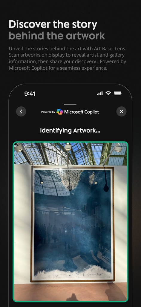 Um smartphone a utilizar a funcionalidade Art Basel Lens para identificar uma pintura numa galeria através do reconhecimento de câmara por IA.