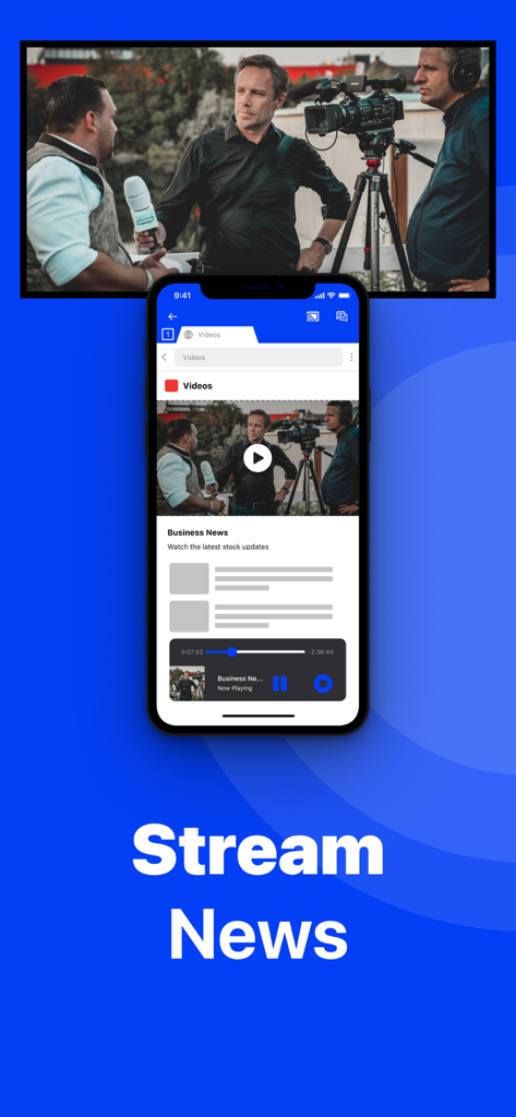 Ein iPhone spiegelt eine Nachrichtensendung auf einen Panasonic Smart TV-Bildschirm