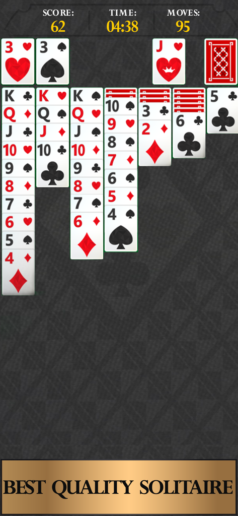 Gameplay d'un jeu de cartes de solitaire Klondike classique avec des cartes claires et faciles à lire sur un fond sombre