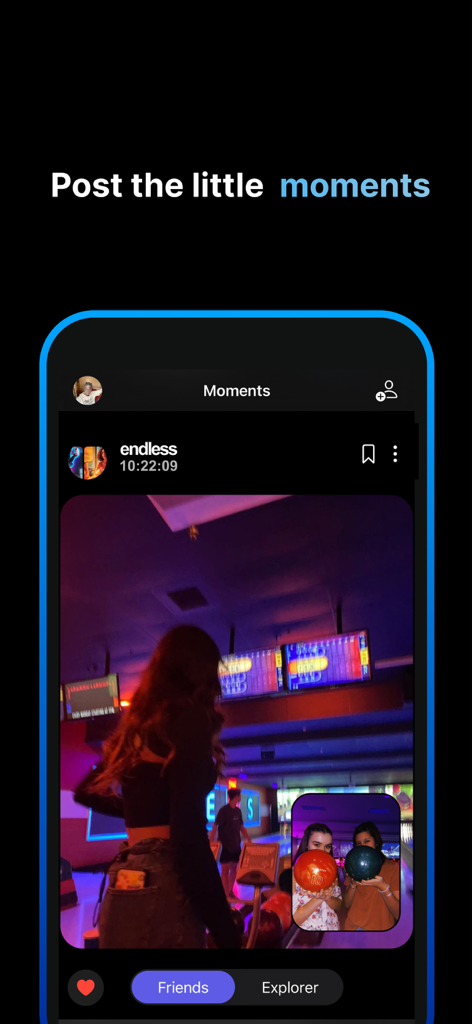 Naakamou 앱 인터페이스가 볼링장에서 친구들의 듀얼 카메라 사진 게시물을 보여줌