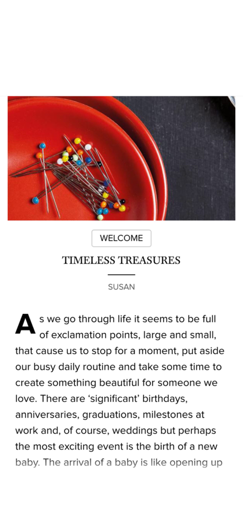 Page éditoriale de bienvenue intitulée Trésors intemporels avec des épingles à coudre dans un bol rouge.