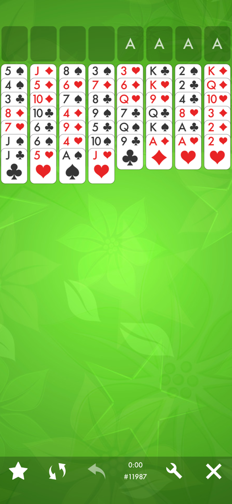 FreeCell Solitaire Card Game. - Pantalla de juego de FreeCell Solitaire con cartas dispuestas sobre un fondo floral verde con iconos de interfaz claros.