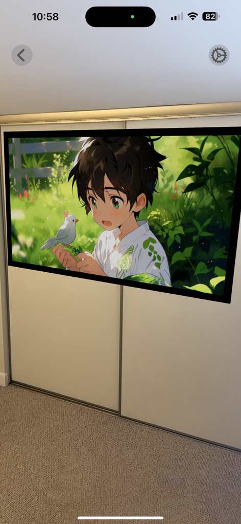 Ein virtueller Projektorbildschirm, der Anime-Inhalte mit Augmented Reality an einer Schrankwand anzeigt.