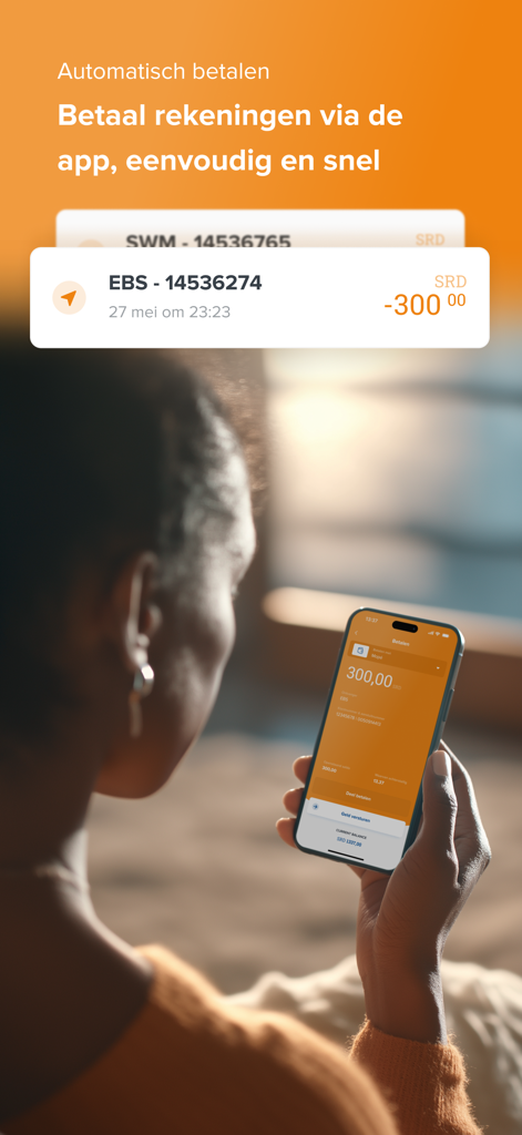 Mopé - Una donna che utilizza l'app Mope mobile wallet sul suo smartphone per pagare le bollette