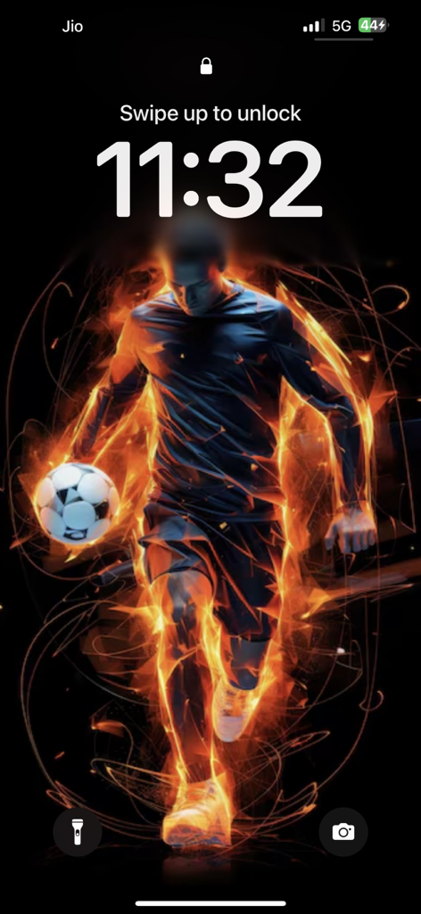 iPhone-Sperrbildschirm zeigt einen Fußballspieler, umgeben von künstlerischen orangefarbenen Feuereffekten