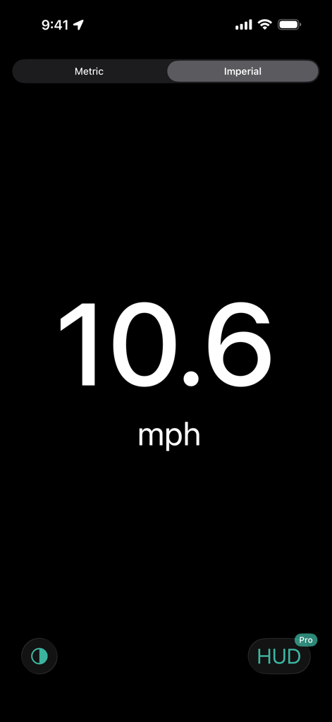 Speedometer ∞ GPS Speed - Interfaz minimalista de la aplicación velocímetro GPS con números blancos extragrandes mostrando la velocidad en millas por hora sobre un fondo oscuro