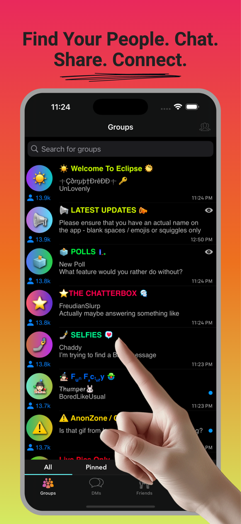 Uno schermo di telefono cellulare che mostra un elenco di gruppi di chat pubblici nell'app Eclipse Chat con una mano che seleziona una stanza.