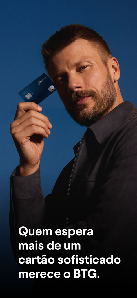 BTG Pactual Banking - Ein Mann hält eine Premium-Kreditkarte von BTG Pactual Ultrablue in der Hand