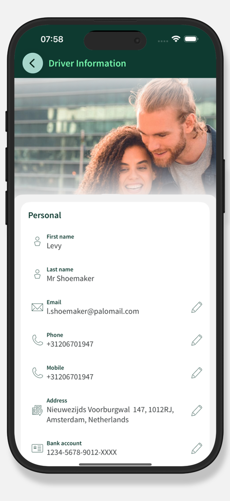 Pantalla de información del conductor que muestra datos de contacto personal y dirección en la aplicación Skoda Private Lease