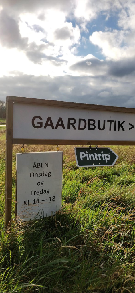 Pintrip - motorhome stopovers - A Pintrip sign directing motorhome travelers to a local Danish farm shop and stopover location