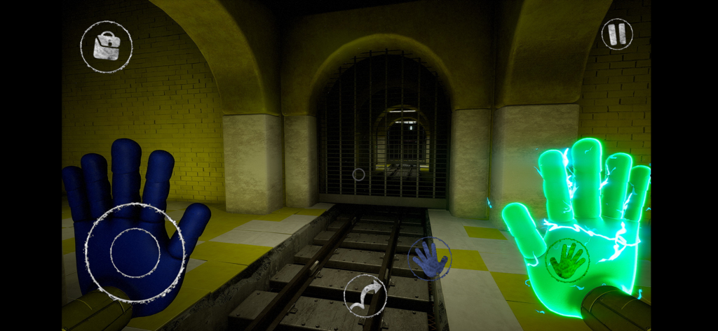 Poppy Playtime Chapter 2 - 기차역에서 파란색과 빛나는 녹색 GrabPack 손을 보여주는 Poppy Playtime 챕터 2의 1인칭 게임플레이