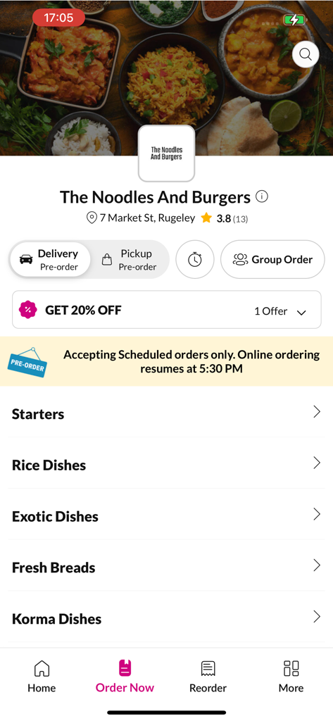 The Noodles And Burgers, - Captura de pantalla del menú de la aplicación de entrega de comida The Noodles and Burgers con categorías de platos y un banner de descuento del 20 por ciento