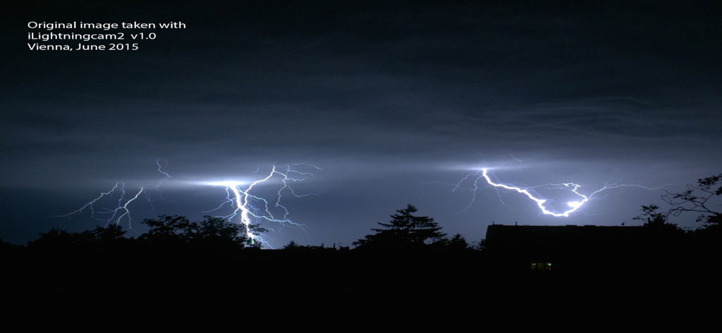 Plusieurs éclairs illuminant un ciel nocturne sombre au-dessus de la silhouette d'une ville.