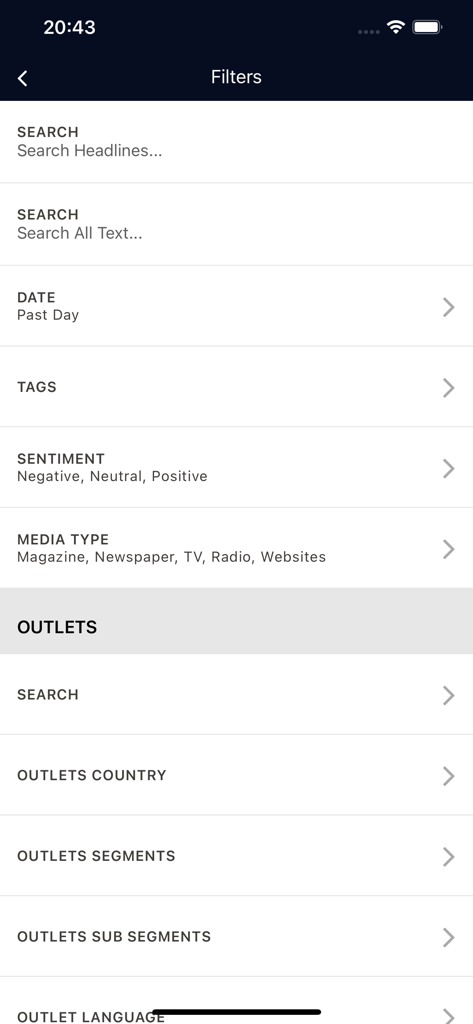 A tela de filtros do aplicativo CARMA International mostrando opções de sentimento, tipo de mídia e país do veículo.