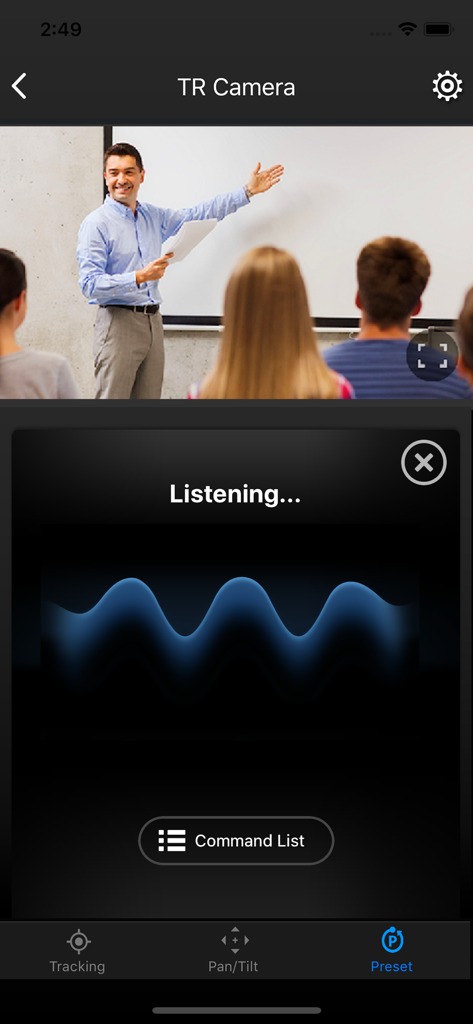 Interfaccia dell'app PTZ Control Panel che mostra la schermata di ascolto dei comandi vocali con un feed video live di una telecamera in aula