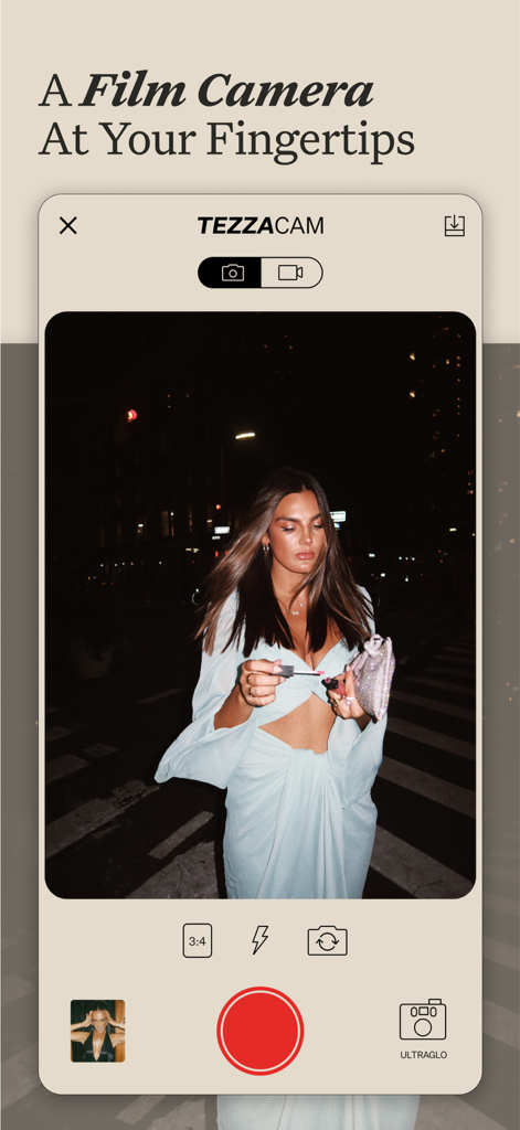 Tezza App-Kameraoberfläche mit einem Vintage-Film-Effekt, der eine Frau in einer nächtlichen Stadtansicht zeigt.