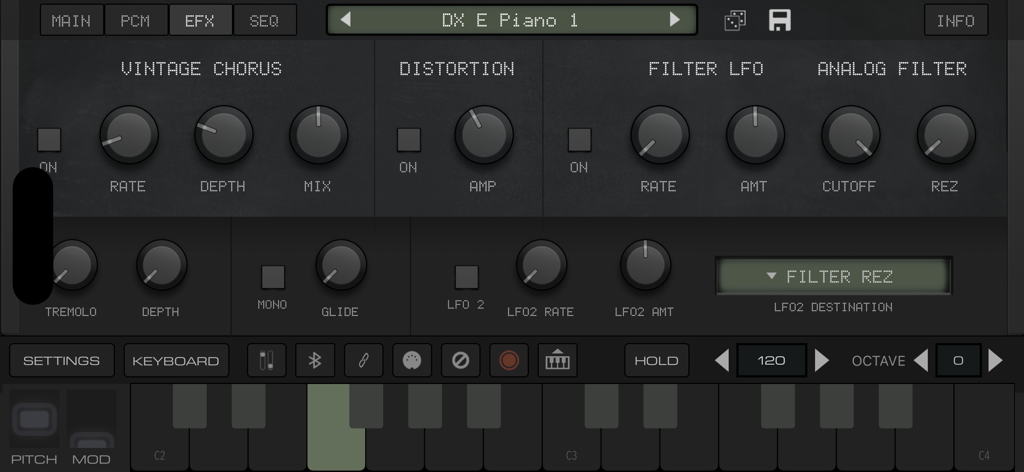 Benutzeroberfläche der King of FM Synth-App mit Vintage-Chorus- und Analogfilter-Reglern über einer virtuellen Tastatur.