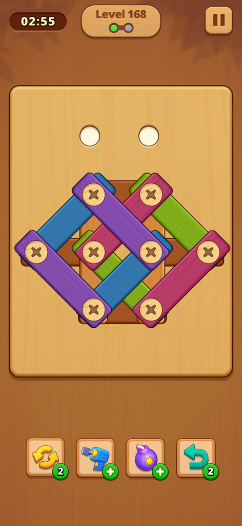 Captura de pantalla del gameplay de Family Savior Screw Puzzle con tablas de madera coloridas y tornillos metálicos en un tablero de nivel