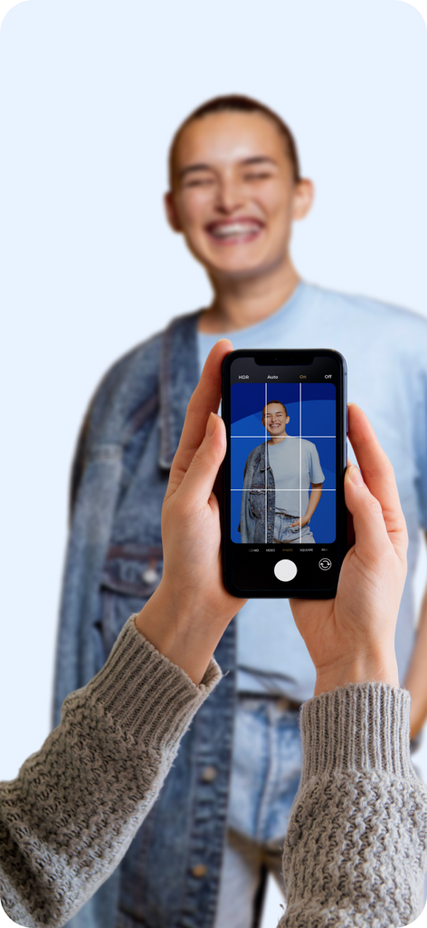 스마트폰을 사용하여 블랭크 티셔츠와 데님 재킷을 입은 여성을 촬영하는 사람