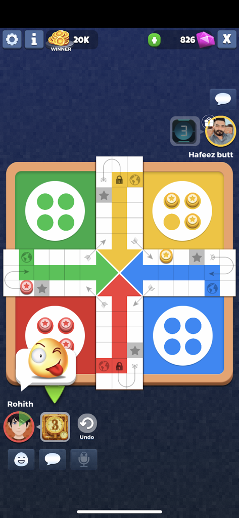 Una partita colorata del gioco da tavolo Ludo Titan che mostra i giocatori che interagiscono con emoji e funzionalità di chat in tempo reale.