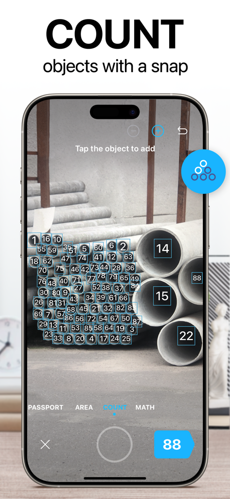 Pantalla de smartphone utilizando la aplicación iScanner para contar automáticamente tuberías apiladas en una obra de construcción