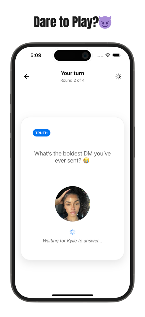 Pandu – Make Friends and Play - Pandu 소셜 디스커버리 앱의 진실 게임, 대담 게임 화면으로 질문 카드와 사용자 프로필을 보여줍니다.
